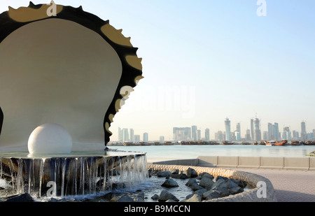 Die Austern und Perle Brunnen in Doha, Katar, mit der Skyline des neuen Hochhaus Stadtteils im Hintergrund zu sehen. April 2008 Stockfoto