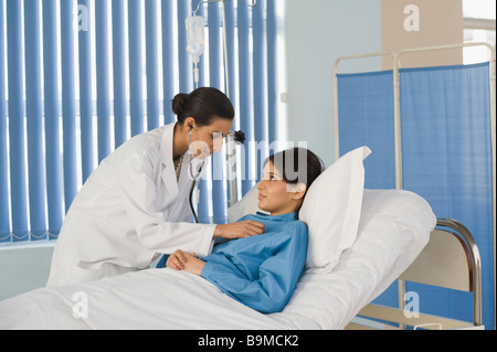 Ärztin, die einem Patienten Stockfoto