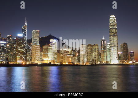 IFC, Bank Of China Gebäude und Wolkenkratzer bei Dämmerung, Central, Hong Kong Insel, Hong Kong Stockfoto