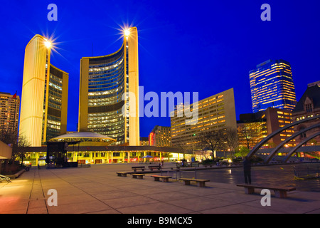 Rathaus und Nathan Phillips Square in der Abenddämmerung in der Innenstadt von Toronto Ontario Kanada Stockfoto