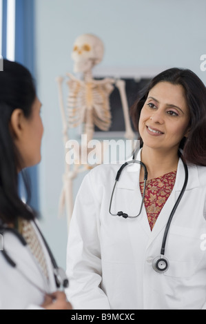Zwei weibliche Arzt in einem Krankenhaus zu erörtern Stockfoto