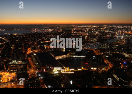 Vogelperspektive von Melbourne bei Nacht Stockfoto