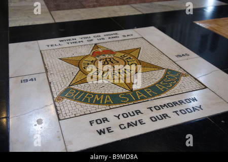 Abzeichen der Birma Star Regiment auf dem Boden von St. Anne's Cathedral, Belfast. Stockfoto