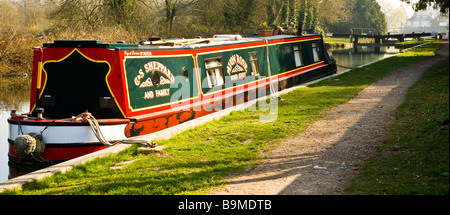 Ein Narrowboat festgemacht an der Kennet und Avon Kanal bei Hungerford Berkshire England UK mit Hungerford Verriegelung in der Ferne Stockfoto