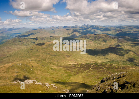 Der Blick auf den schottischen Highlands vom Gipfel des Ben Lomond an einem sonnigen Tag, Stirlingshire, Schottland Stockfoto