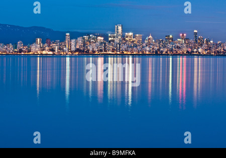 Lichter von Vancouver, BC spiegelt sich in den Gewässern der English Bay von spanischen Banken und Jericho Beach Stockfoto