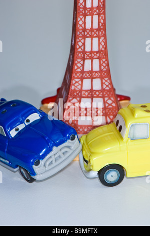 Kunststoff-Spielzeugautos krachen ineinander um Blackpool tower Stockfoto