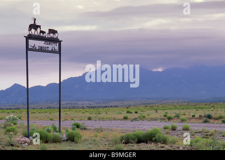 Schmiedeeisernes Schild am Eingang der Ranch am NM 246 Highway in der Nähe von Roswell im Lincoln County mit den Sacramento Mountains in der Ferne New Mexico USA Stockfoto