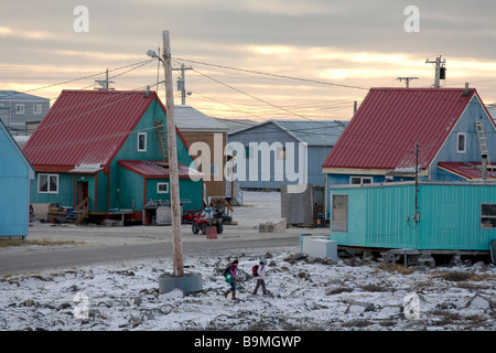 Schüler zu Fuß durch Häuser in Taloyoak inuitsiedlung Nunavut, kanadische Arktis, Kanada Stockfoto