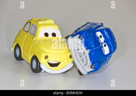 Kunststoff-Spielzeug-Autos krachen ineinander Stockfoto