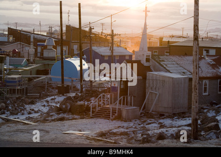 Traditionelle Gebäude bei Sonnenuntergang in Taloyoak inuitsiedlung Nunavut, Erhöhte Ansicht, kanadische Arktis, Kanada Stockfoto