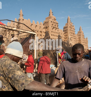 West-Afrika Mali Djenne die große Moschee mit Wochenmarkt Stockfoto