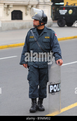 Lima Peru Polizisten auf der Straße Stockfoto