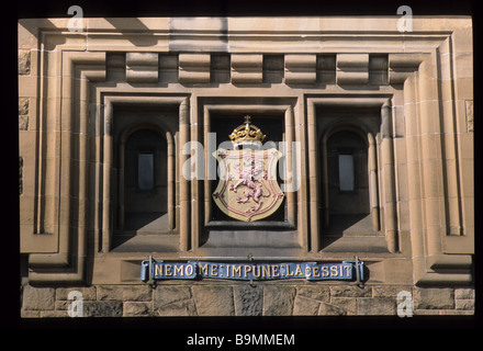 Edinburgh, Wappen und Inschrift auf Wand des Torhauses von Edinburgh Castle. Stockfoto