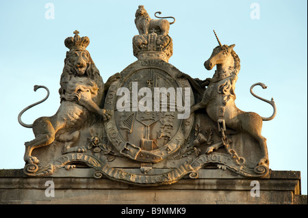 Amtliche königliche Wappen – mit Löwe und Einhorn & Dieu et Mon Droit Motto – in Stein Form auf dem Dach des Theatre Royal Bath Stockfoto