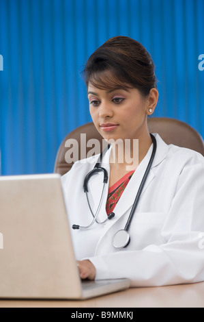 Ärztin, die auf einem Laptop in einem Krankenhaus arbeiten Stockfoto