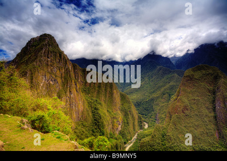 Wolken über Machu Picchu in den peruanischen Anden Berge Stockfoto