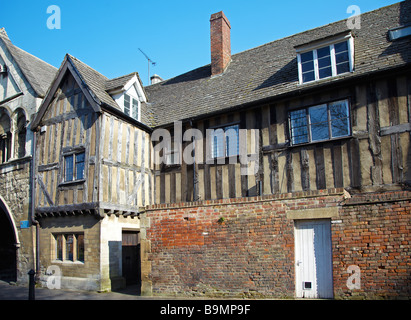 Halbe Fachwerkhaus neben St. Marien Tor, Kathedrale von Gloucester. Gloucester, England, Vereinigtes Königreich Stockfoto