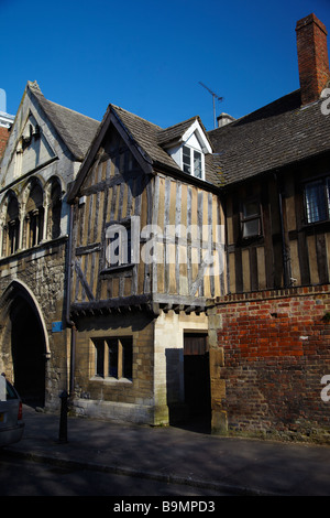 Halbe Fachwerkhaus neben St. Marien Tor, Kathedrale von Gloucester. Gloucester, England, Vereinigtes Königreich Stockfoto