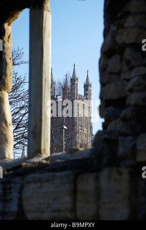 Blick auf die Tower of Gloucester Kathedrale von St. Oswald Priory, Gloucester, England, UK Stockfoto