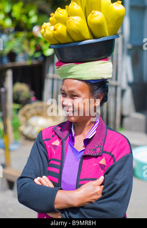 Straßenhändler mit Mais - Bali, Inodesia Stockfoto