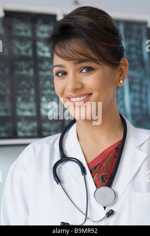 Porträt von einer Ärztin lächelnd Stockfoto