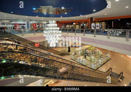 Abu Dhabi Marina Einkaufszentrum Rolltreppen und große Kronleuchter gesehen am frühen Morgen Stockfoto