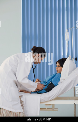 Ärztin Frau Blutdruck überprüfen Stockfoto