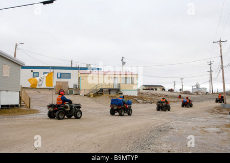 Dirt Track, bei der die Zeile der Kanadischen Rangers verlassen auf Quad-bikes, kanadische Arktis, Kanada Stockfoto