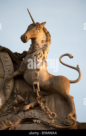 Sonne macht den Bad Stein Glanz auf einer Skulptur des Einhorns auf dem Dach des Theatre Royal, Bath, Somerset Stockfoto