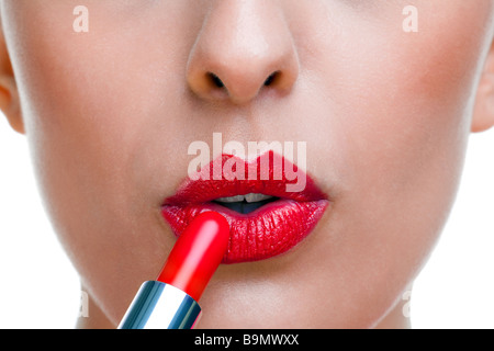 Großaufnahme eines weiblichen Anwendung roten Lippenstift weißen Hintergrund