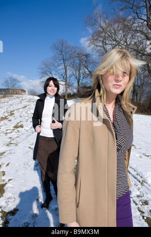 Frauen, Freundinnen Beim Schneespaziergang in der Mittagspause Stockfoto