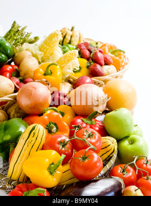 Verschiedene frische Gemüse auf weißem Hintergrund angezeigt Stockfoto