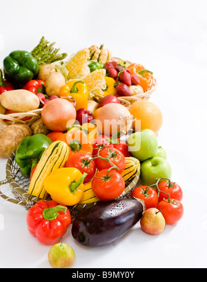 Verschiedene frische Gemüse auf weißem Hintergrund angezeigt Stockfoto