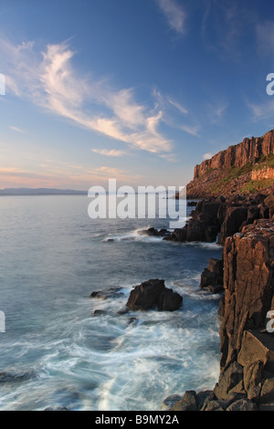 Morgendämmerung auf den Klippen in der Nähe von Staffin Bay Isle Of Skye, Schottland Stockfoto