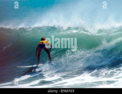 Surferin befasst sich große Welle Stockfoto