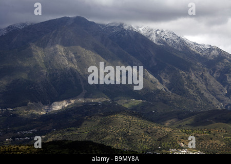 Schnee auf dem Berg der Sierra de Tejeda, in der Nähe von Vinuela, Andalusien, Spanien Stockfoto