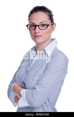Porträt eines attraktiven Geschäftsfrau trägt ein gestreiftes Hemd mit ihren Armen gefaltet isolierten auf weißen Hintergrund Stockfoto