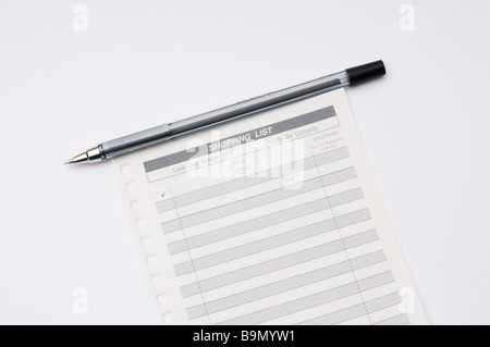 Shoping Liste mit Stift auf einem weißen Hintergrund isoliert Stockfoto