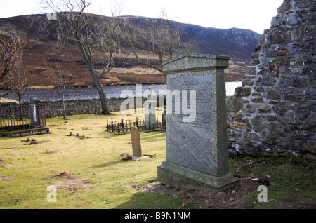 Lochlee Kirchhof und der Grabstein von Alexander Ross, Dichter, an den Ufern des Loch Lee, Glen Esk, Angus, UK. Stockfoto