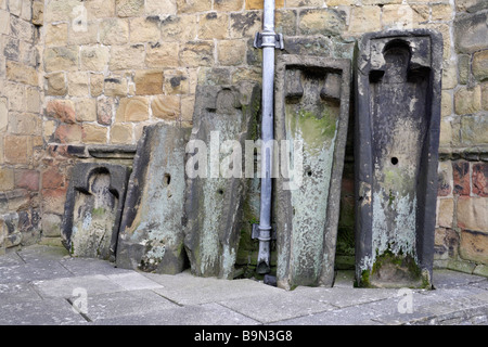 Mittelalterliche Steinsarkophage Reihen sich vor der Bakewell Kirche in Derbyshire England an Stockfoto