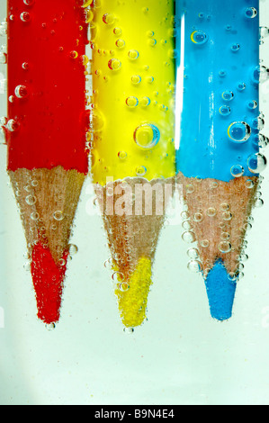 Farbstift in Mineralwasser Stockfoto