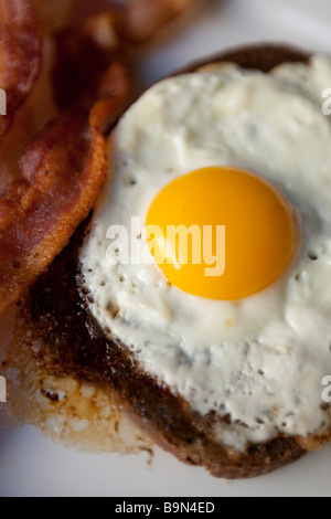 Eiern und Speck auf einem Teller zum Frühstück Stockfoto