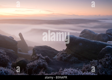 Nebligen Sonnenaufgang über Carl Wark, eine Wallburg der Eisenzeit, von Higger Tor im Peak District, Sheffield Stockfoto