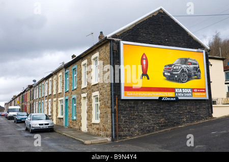 Werbung Plakatwand für Kia Soul am Ende des Reihenhaus bei Ebbw Vale in South Wales Valleys UK Stockfoto