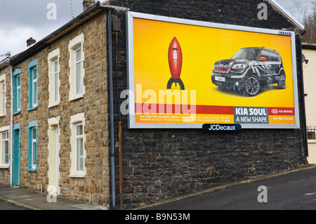 Werbung Plakatwand für Kia Soul am Ende des Reihenhaus bei Ebbw Vale in South Wales Valleys UK Stockfoto