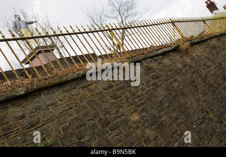 Statue des 19. Jahrhunderts Kohle Besitzers Archibald Hood am Llwynypia Rhondda Valley South Wales UK Stockfoto