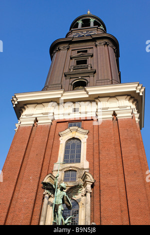 Skulptur des Erzengels Michael in der St. Michael Kirche in Hamburg, Deutschland Stockfoto