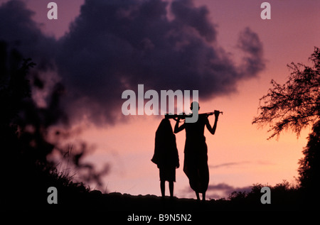 Äthiopien, unteren Omo-Tal, Weltkulturerbe der UNESCO, Mitglieder des Stammes Surma bei Sonnenuntergang Stockfoto