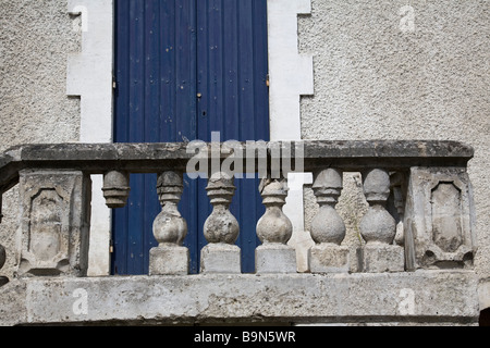 Eine alte gebrochene Stein Balkon auf ein Haus in der Dordogne, Frankreich. Stockfoto